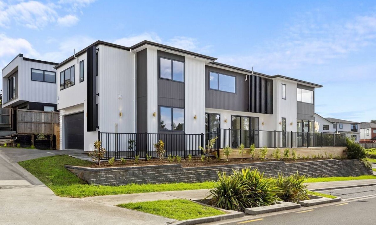 Flat Bush House | Luxury Corner New Home | Central AC | 4 Ensuites | Total 5.5 BH