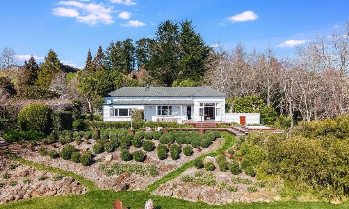 Bombay Villa | Luxury Country Estate | Hot Tub, Creek & Views