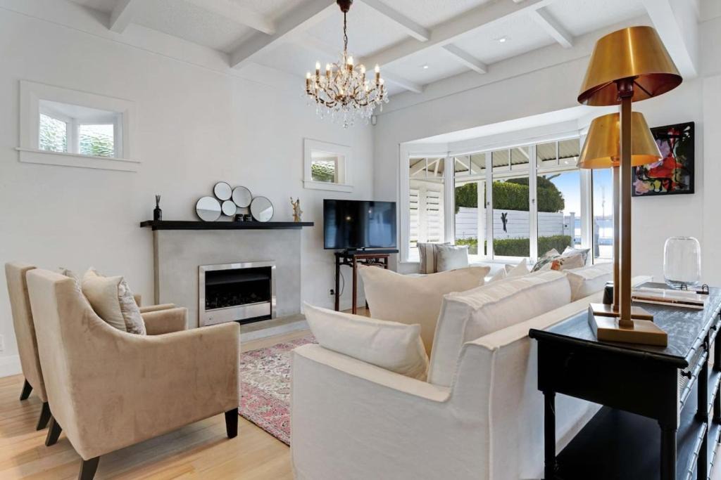 St. Mary's Bay House | Luxury Herne Bay 3BR Villa with Deck - Parking