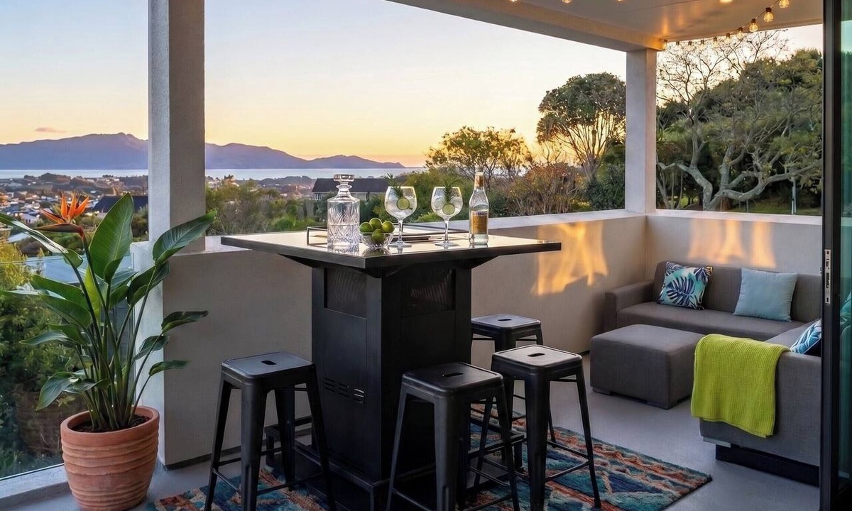Waikanae House | Luxury Hilltop Retreat: Hot Tub & Panoramic Views