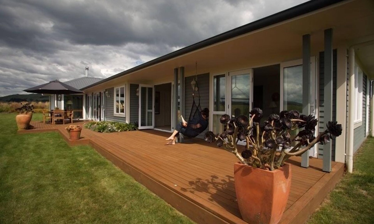 Rotorua House | Luxury Home/Farm Stay with a private lookout to the lake
