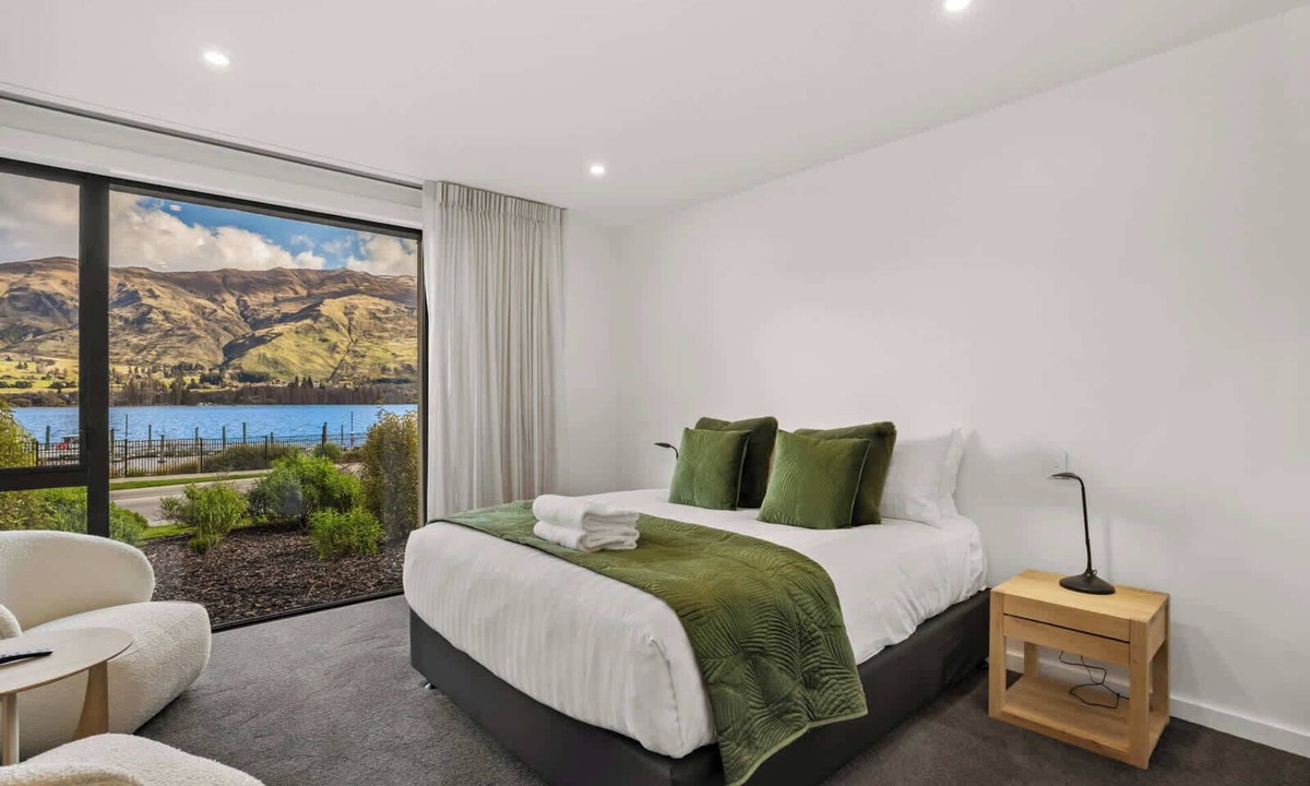 Wanaka Apartment | Luxury Lakefront Studio with Stunning Views