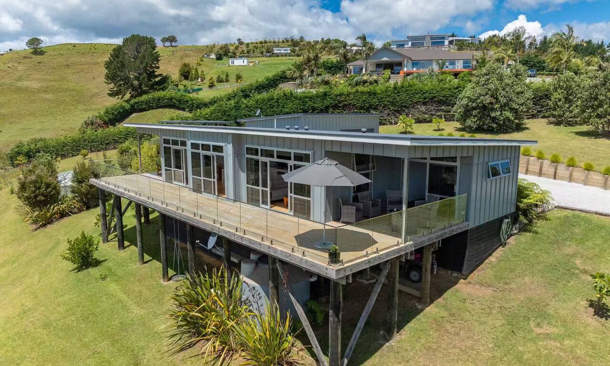 Cable Bay House | Mānuka Retreat - Private Luxury, Panoramic Views