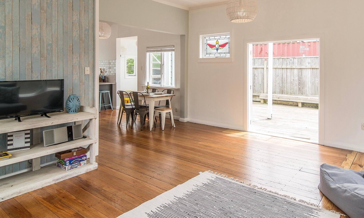Raumati Beach Cottage | Manawa o Raumati - Raumati Beach Holiday Home