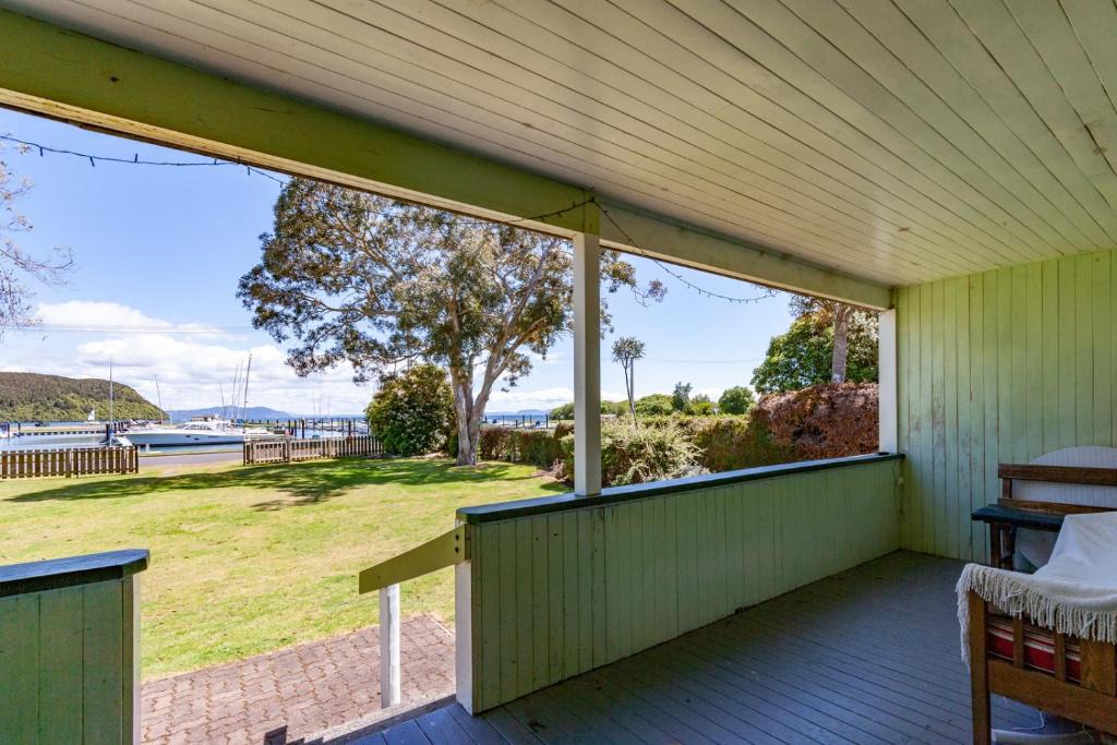 Motuoapa House | Marina Views - Motuoapa Bach