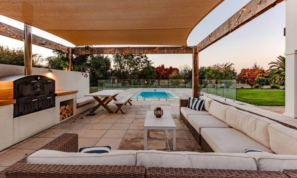 Blenheim House | Marlborough Estate: Pool, Spa, Tennis & Pizza Oven