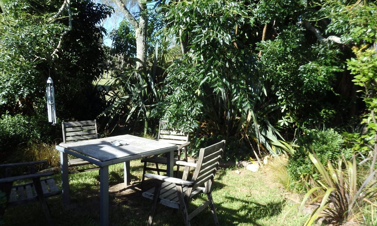 Matarangi House | MATARANGI BACH Cosy 2 bedroom bach in a lush garden setting