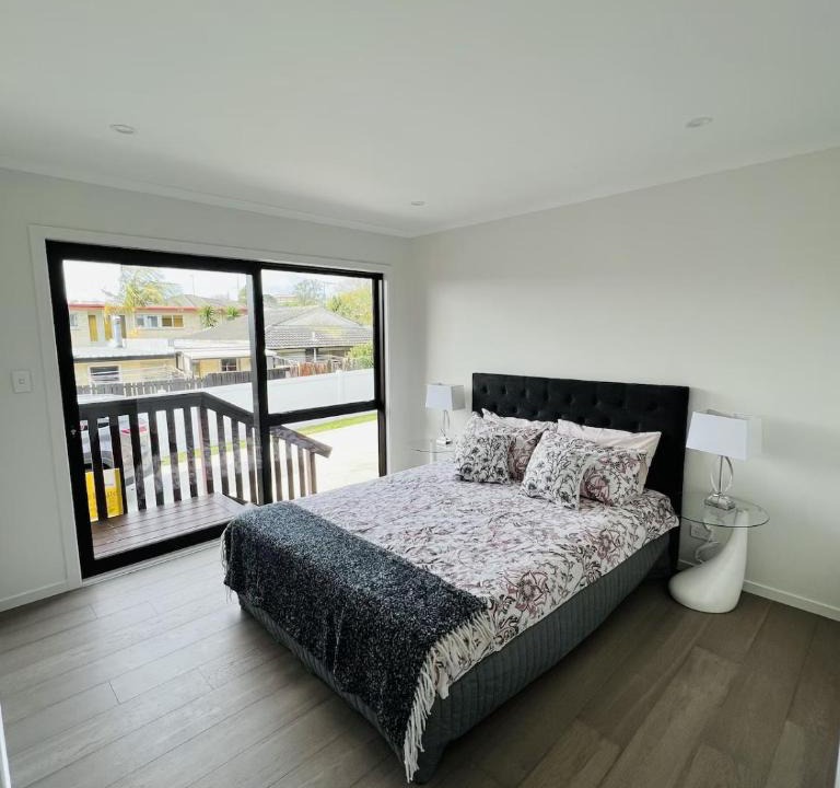 Henderson Apartment | Matuhi Deluxe studio with kitchenette
