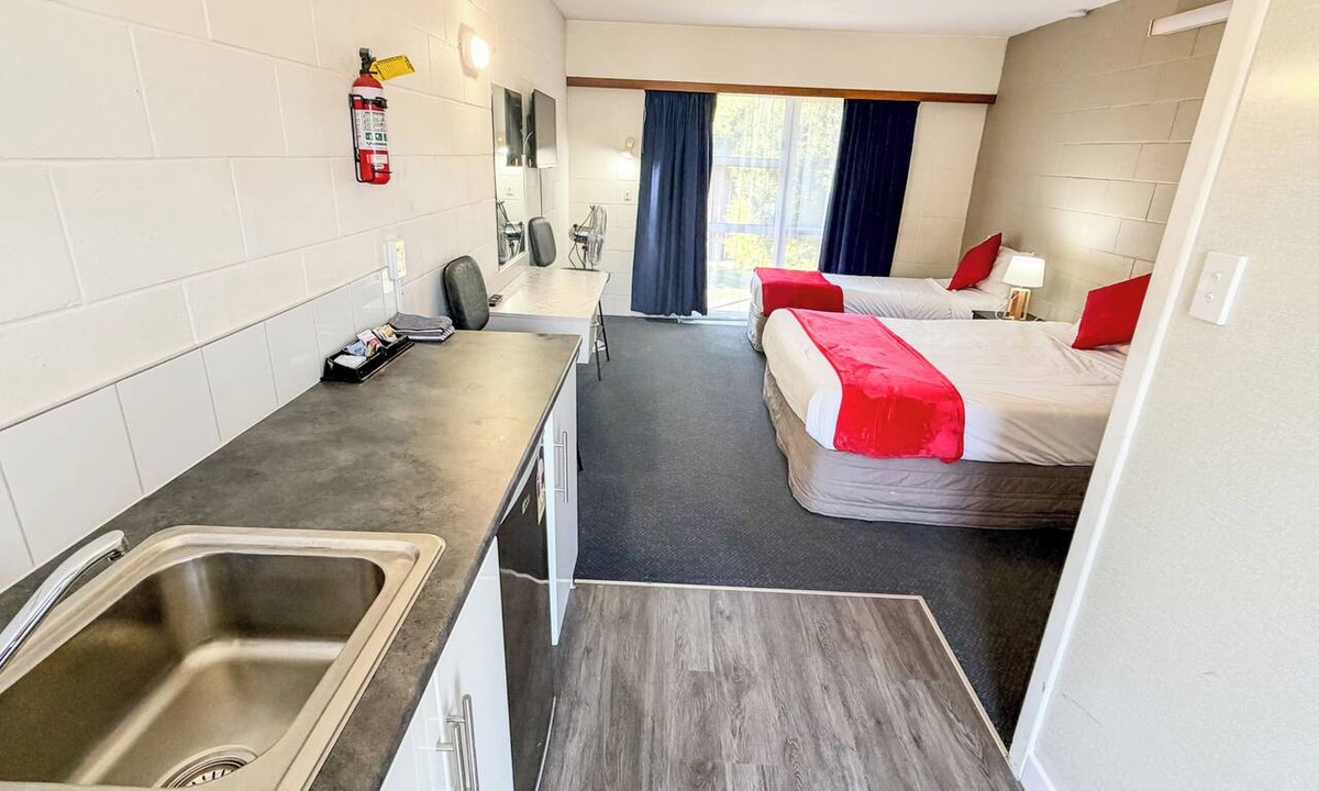 Petone Hotel | Midway Pacifica Lodge