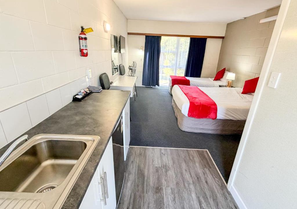 Petone Hotel | Midway Pacifica Lodge