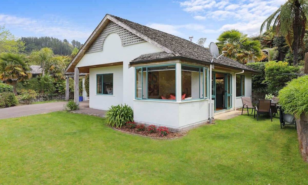 Lake Okareka House | Millar's Hideaway - Lake Views, Walk to Beach
