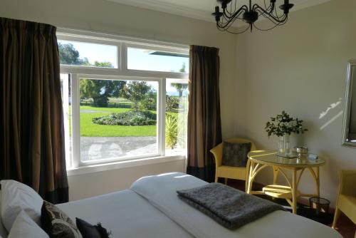 Waitakaruru Bed & Breakfast | Miranda Homestead B&B