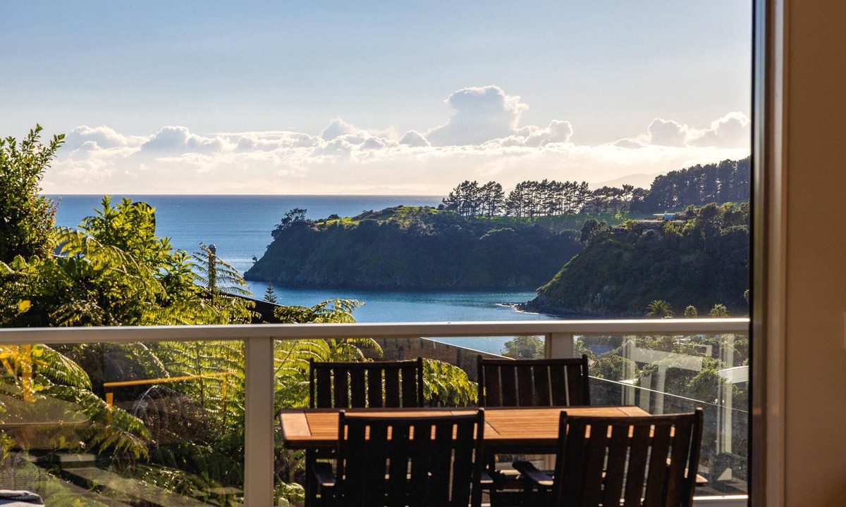 Palm Beach Villa | Miro Ridge in Palm Beach - Miro Ridge is a spacious elevated holiday home overlooking Palm Beach with sea views and generous indoor-outdoor living. Large sliding doors open to an expansive deck, while the open plan lounge and entertainer’s kitchen cr