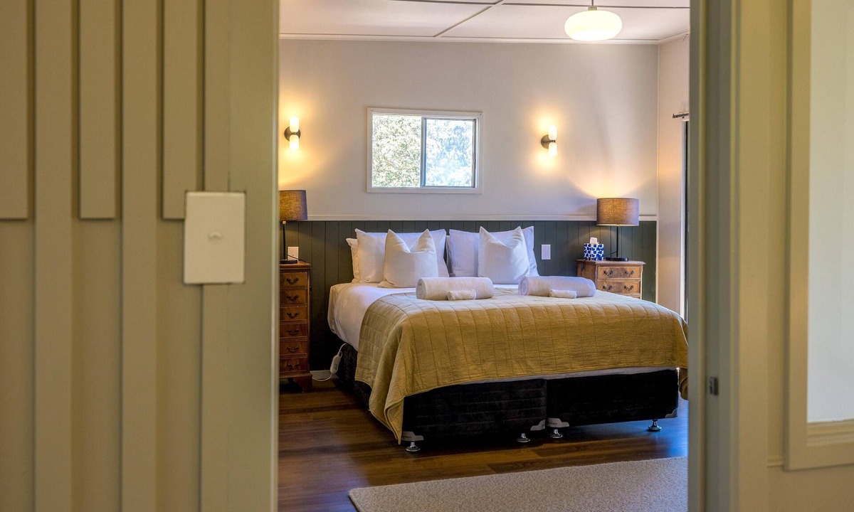 Onetangi House | Moana Beach House - Moana Beach House is a recently renovated two bedroom, two bathroom beach house set directly on the sand at Onetangi Beach. With a flat lawn leading straight onto the beach, it offers rare walk on beachfront access. The house feat