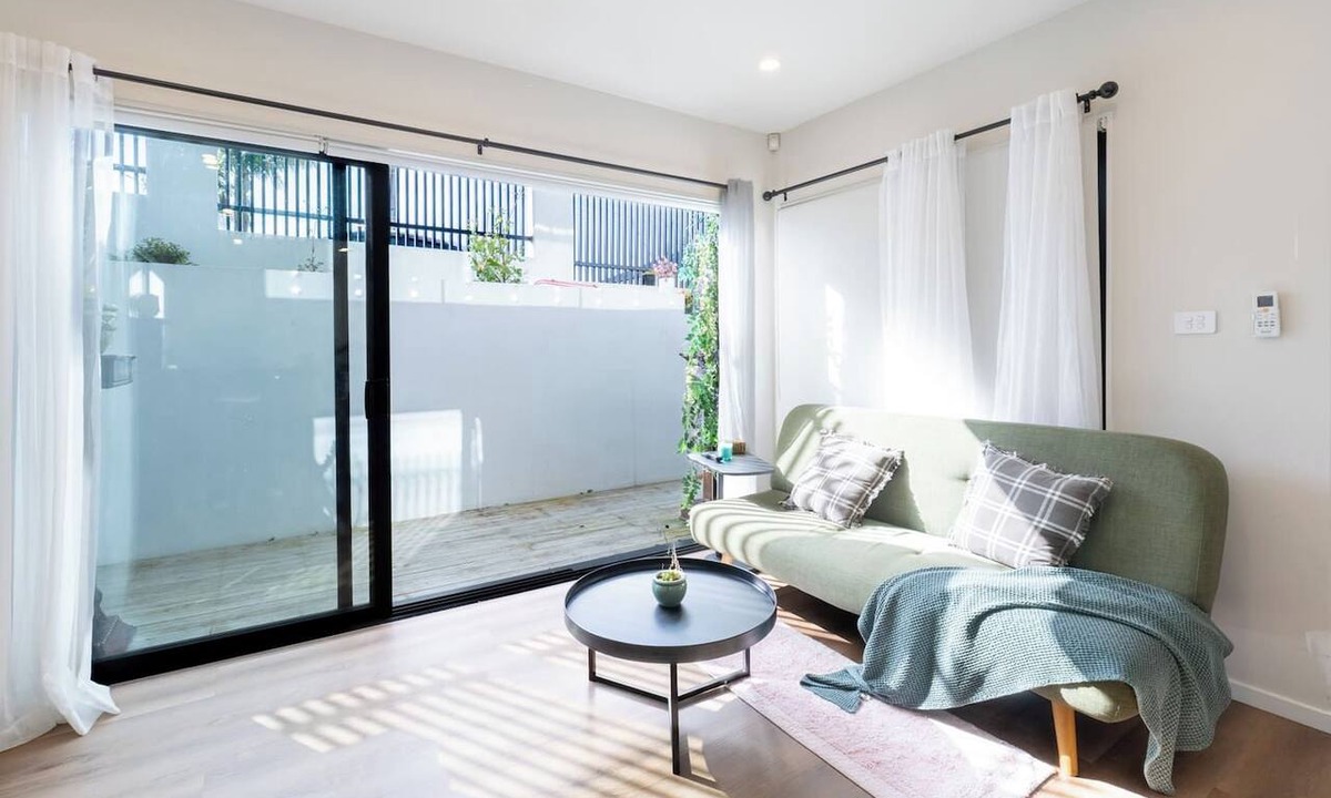 Eastern Beach House | Modern 4-Bedroom Home in Bucklands Beach
