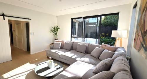 Orakei House | Modern 4BDR Coastal Luxury in Orakei