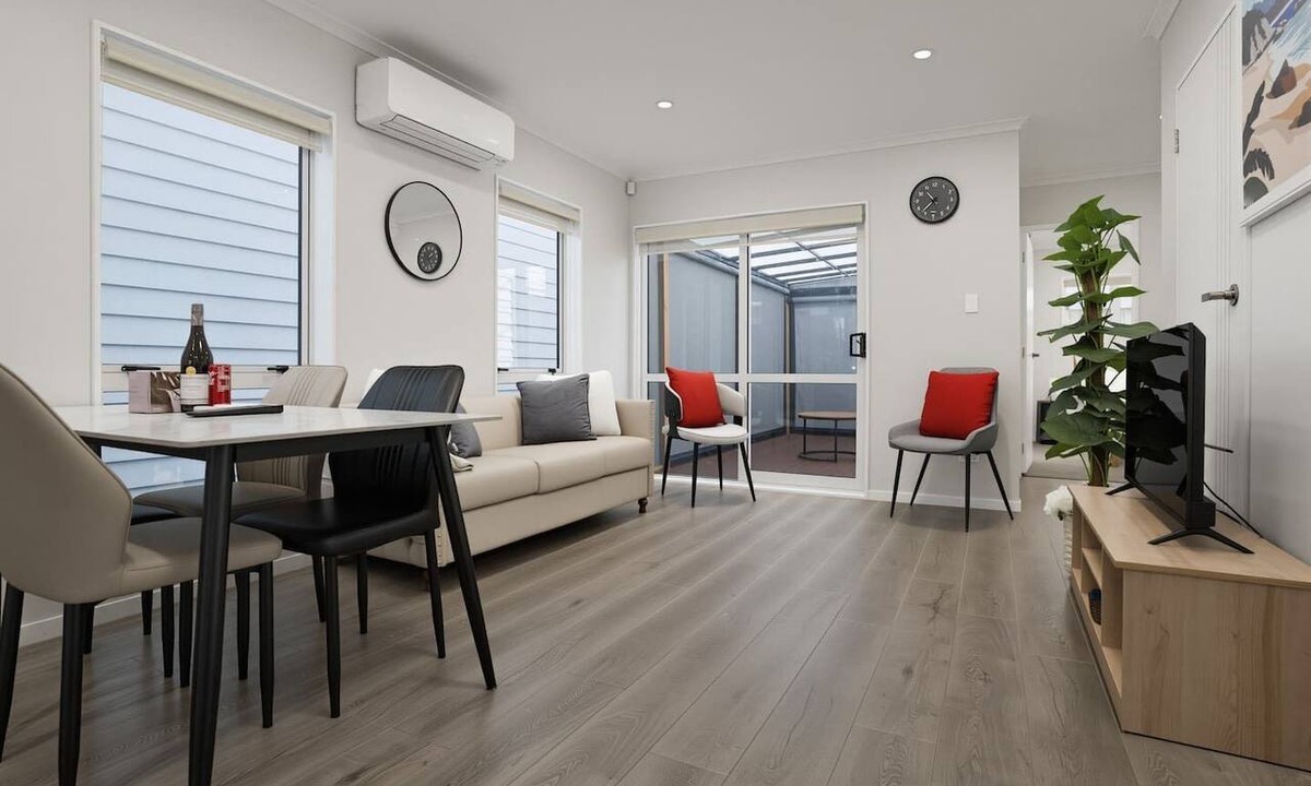 Takanini House | Modern 4BR Home | 3 Bath | Free Parking
