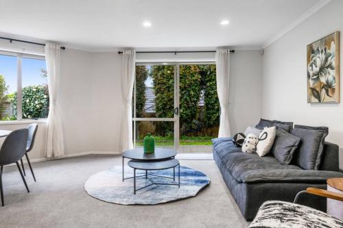 Oteha House | Modern 4BR Home near Albany and Browns Bay Beach