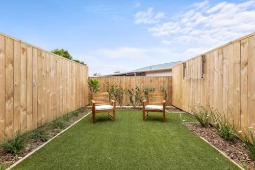 Henderson House | Modern and Bright Auckland 2 Bed