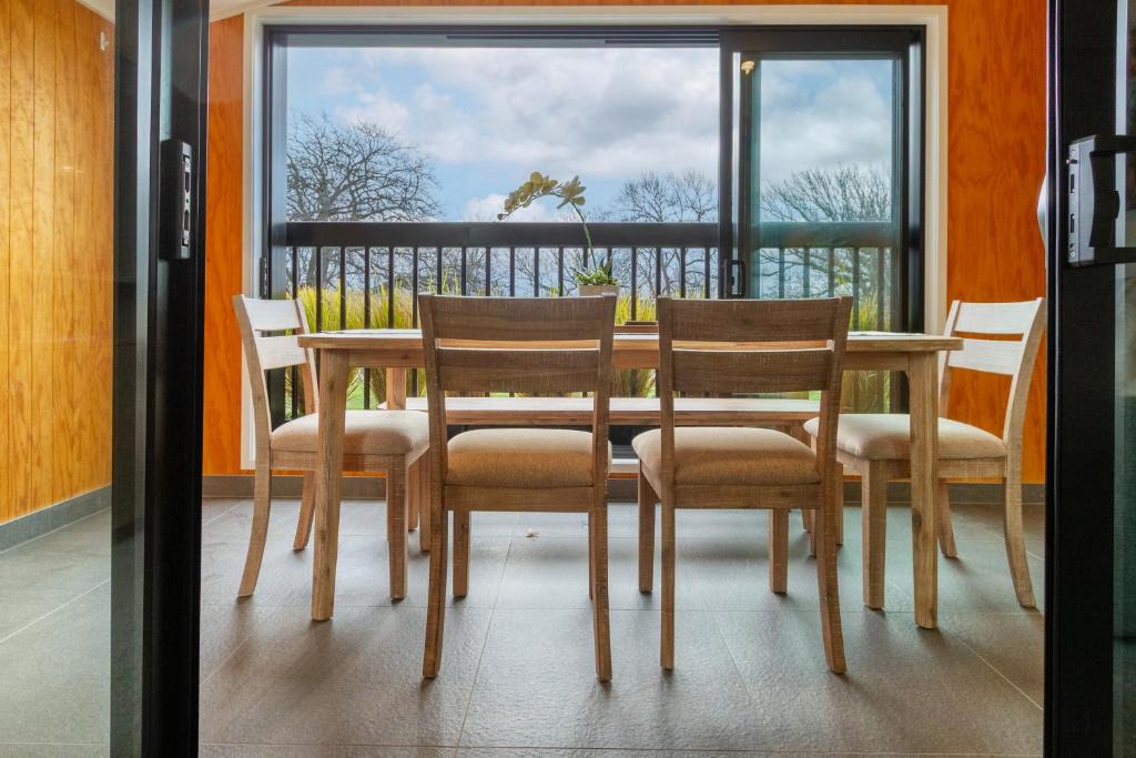 Christchurch City Centre Apartment | Modern Bright 2BR With Balcony & Hagley Park Outlook