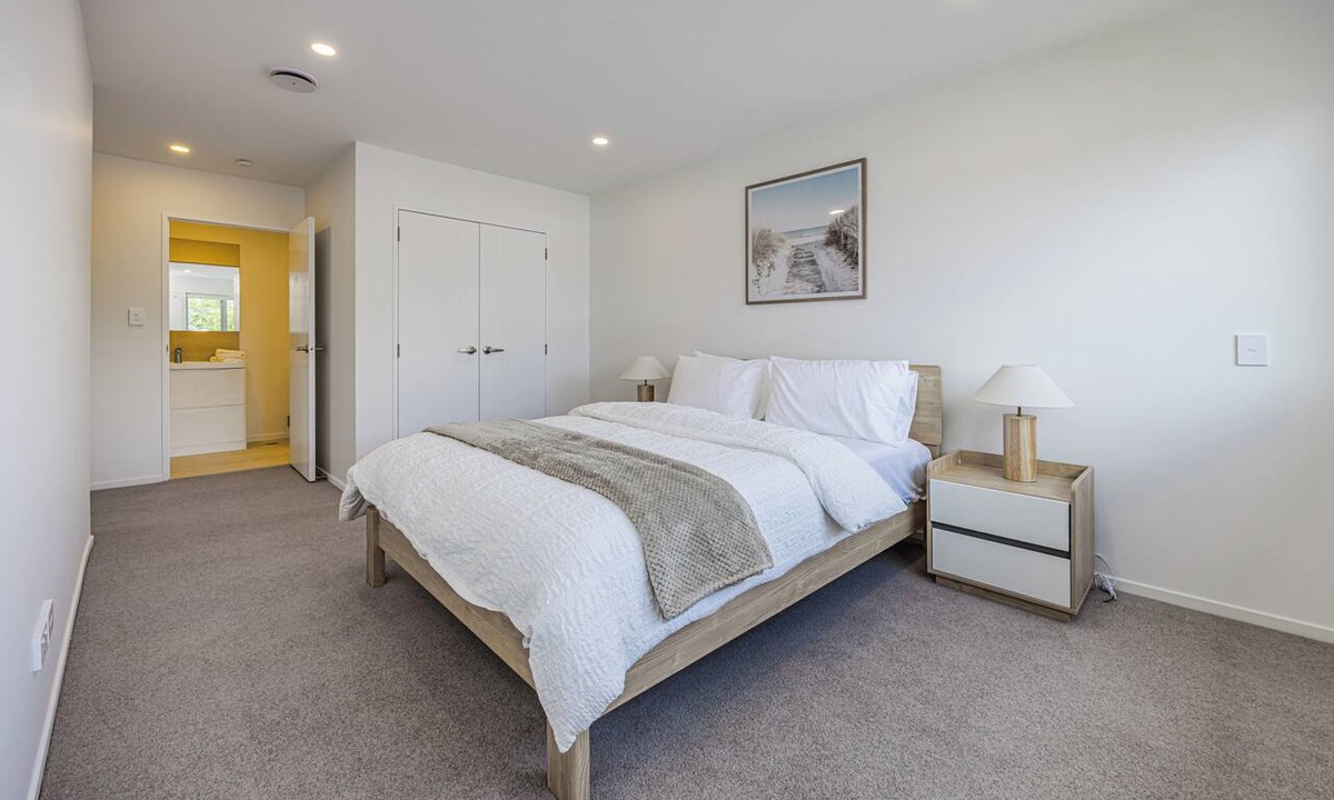 Mount Roskill House | Modern Central Auckland Stay- perfect for families, groups & business travellers