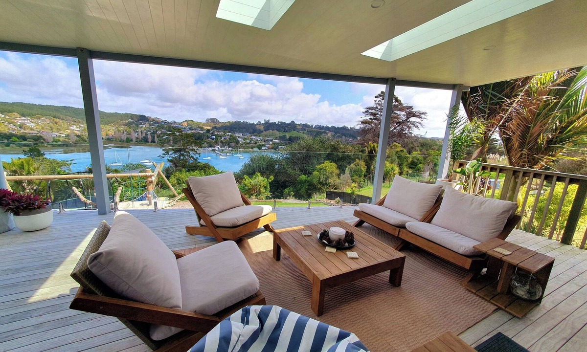 Stanmore Bay House | Modern coastal family retreat, 5 mins drive to local beaches
