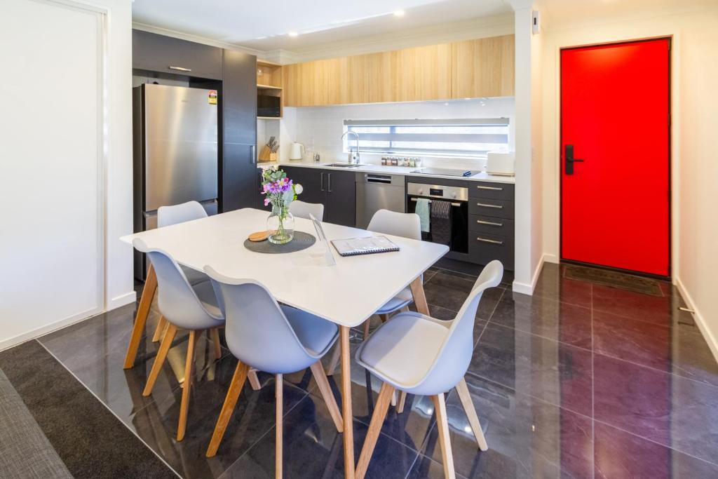 Riccarton House | Modern Home in Riccarton. Walk to Westfield Mall