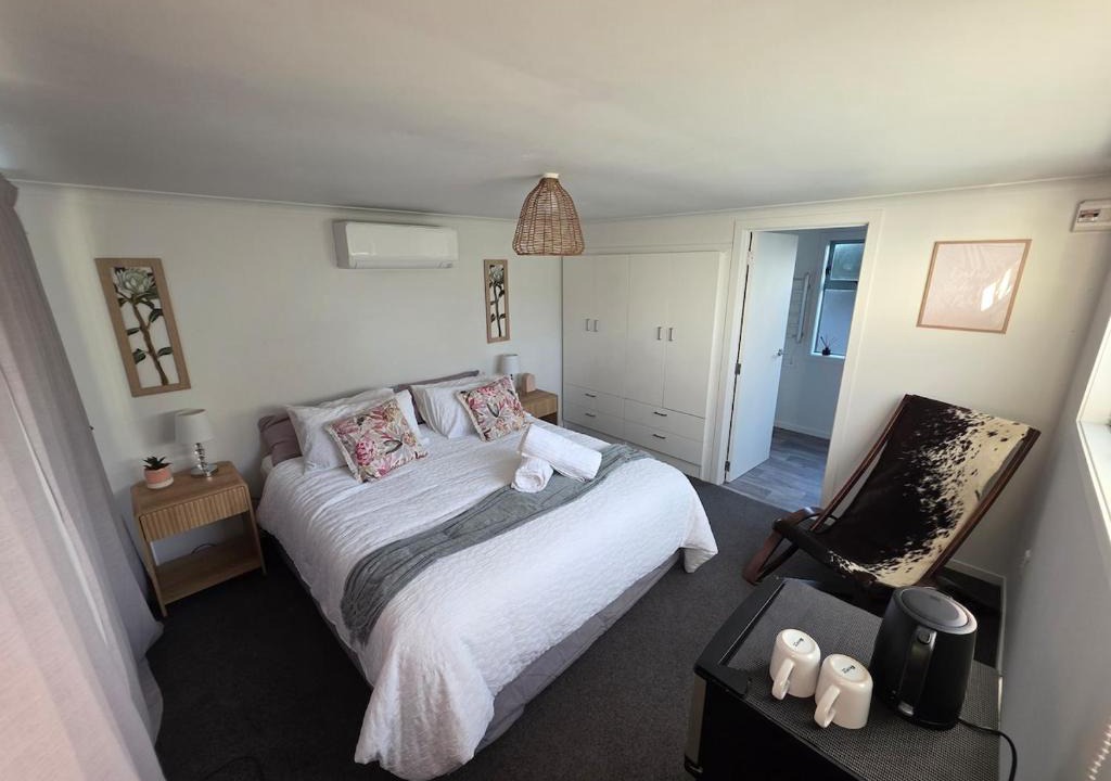 Napier Ski Chalet | Modern & Private Studio in Tamatea, Napier