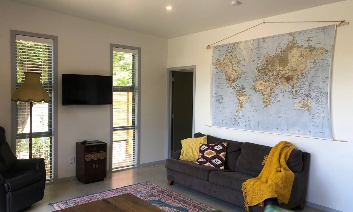 Lynmore Apartment | Modern Redwoods Retreat, Sauna and Gym, Mountain Bike Trails at Your Door