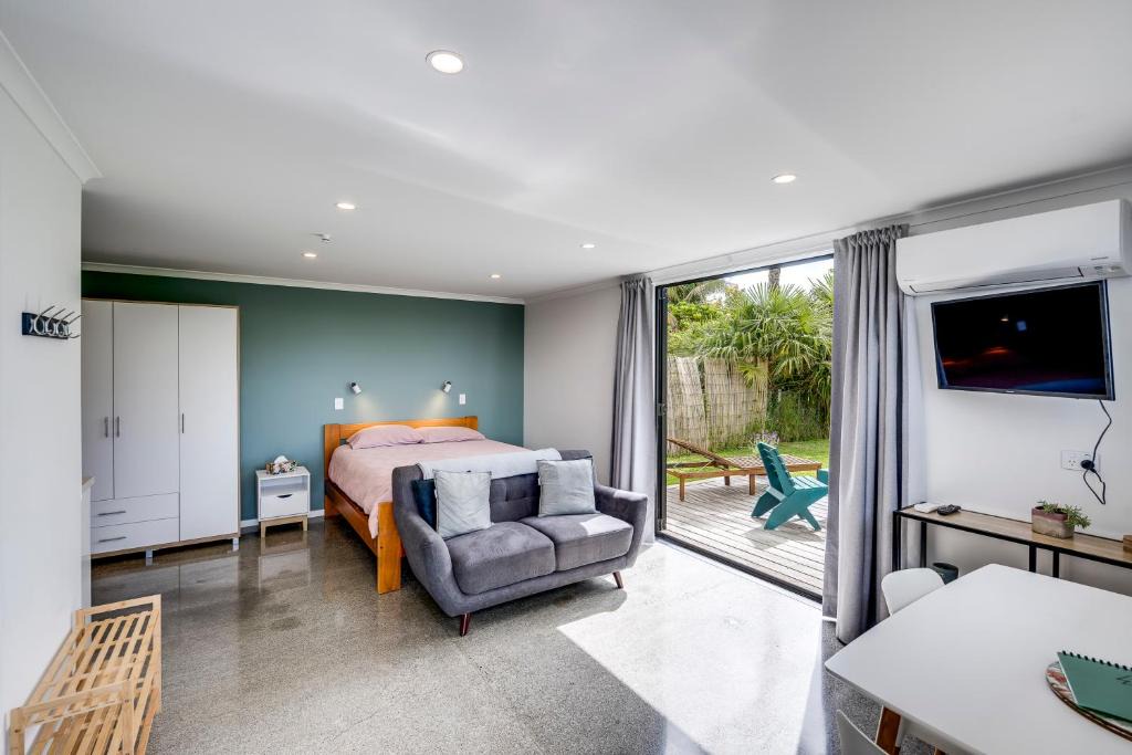 Clive House | Modern Studio near Clive River