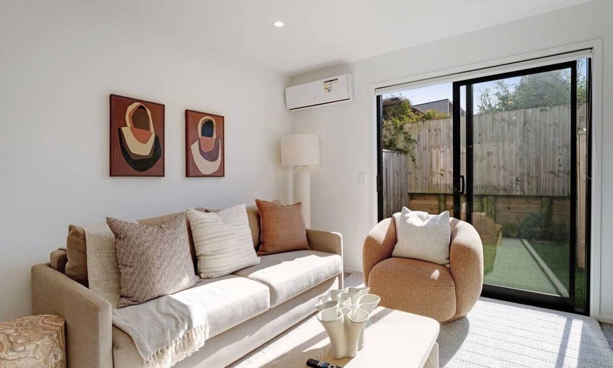 Te Atatu Peninsula Villa | Modern Te Atatu Sanctuary | Air-con and Sofa Bed
