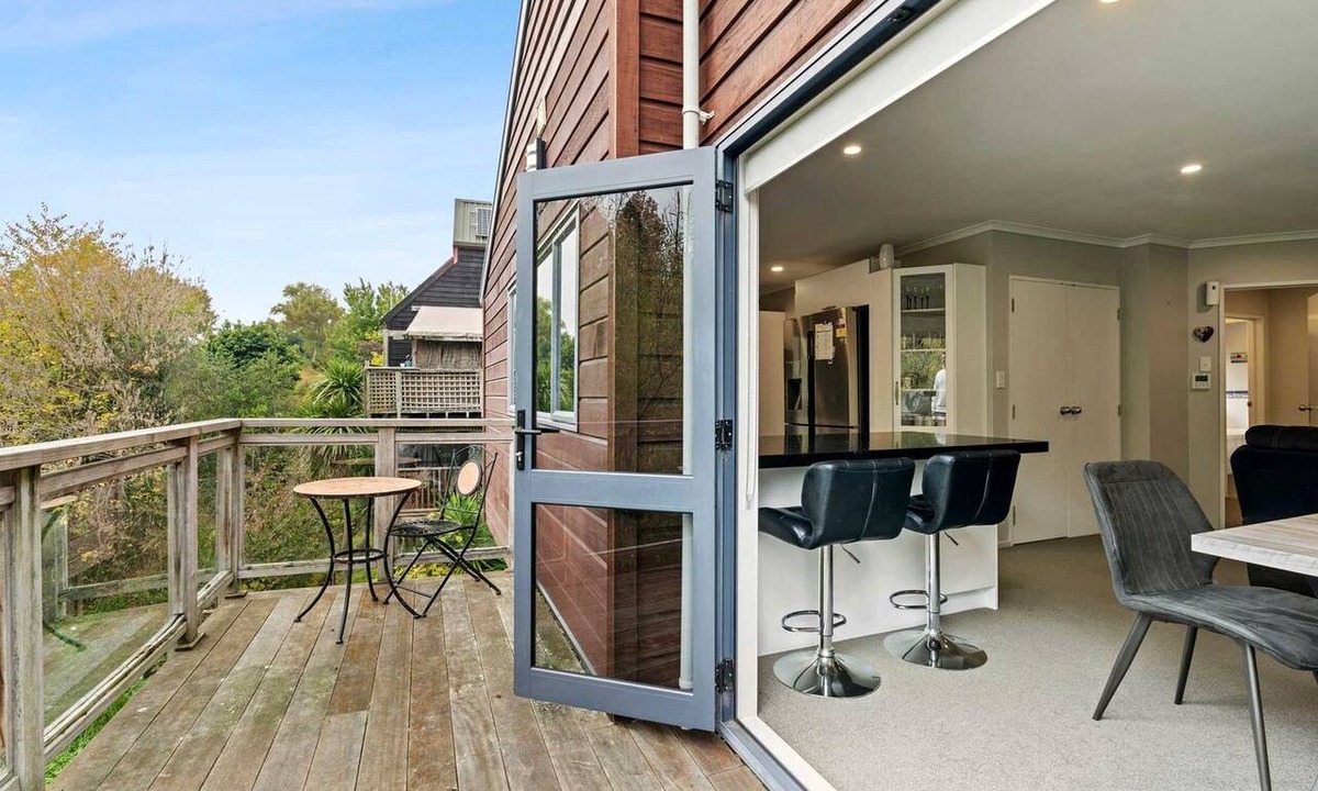 Hamilton House | Modern Two-Level Townhouse with Private Studio Near Chartwell | Hamilton, NZ
