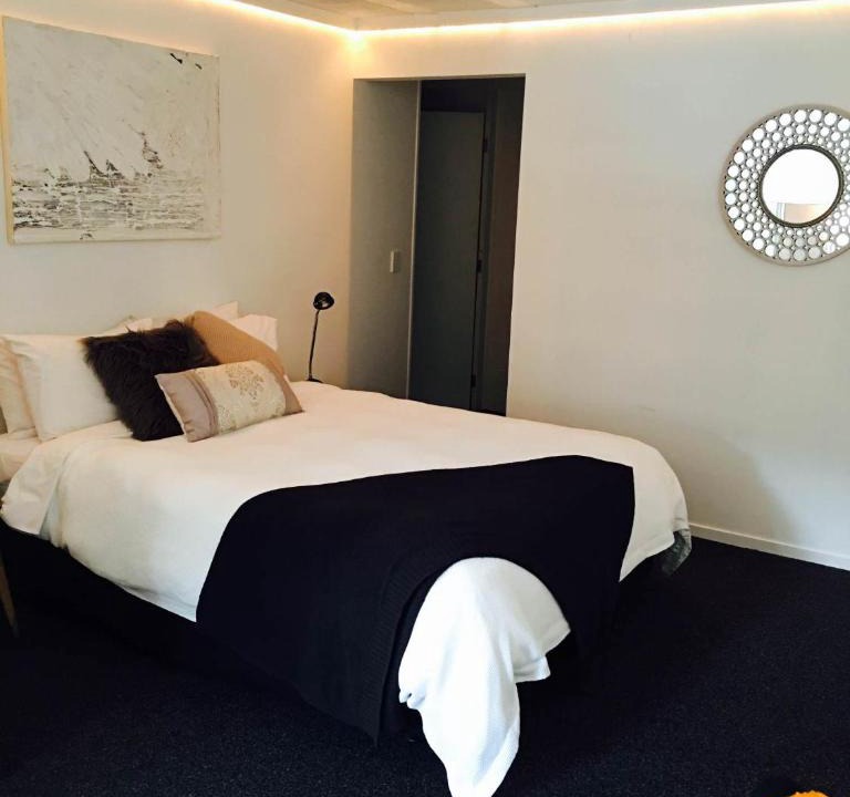 Leamington Apartment | Modern Wall
