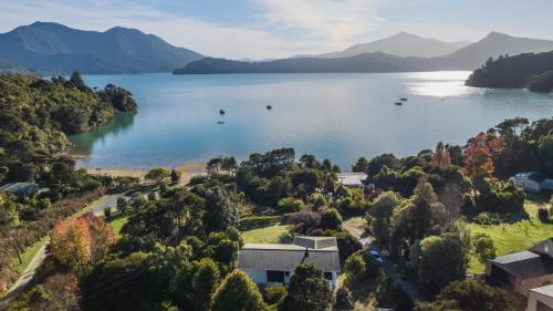 Moetapu Bay House | Moetapu Magic - Marlborough Sounds Holiday Home