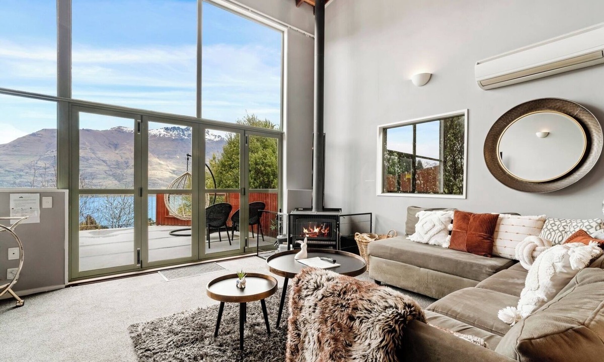 Fernhill House | Mountain, lake, sun and this sensational home