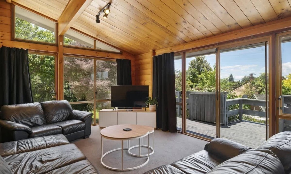 Springfield House | MTB Retreat - Redwoods Trails, Spa, Sleeps 10