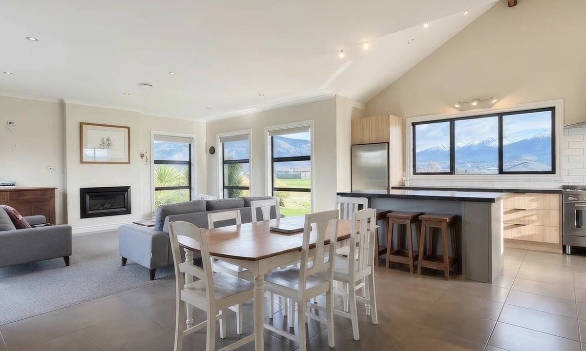 Te Anau House | Murchison Manor | Spacious Te Anau Escape