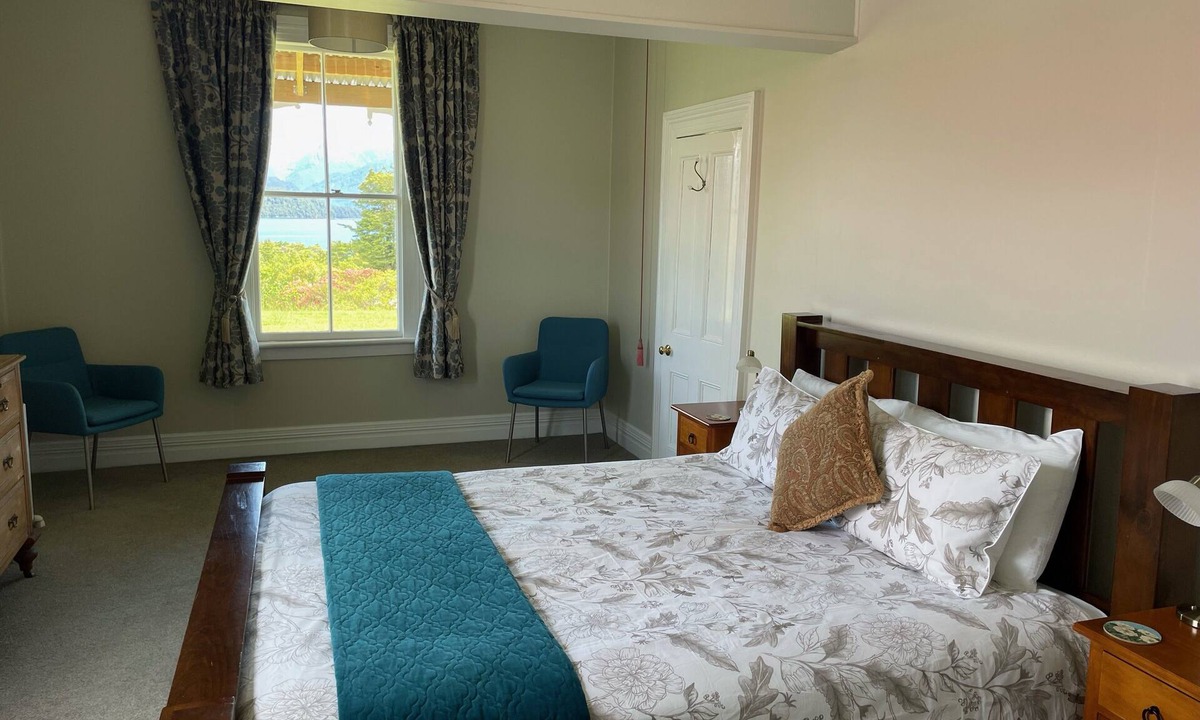 Manapouri Bed & Breakfast | Murrell's Grand View House