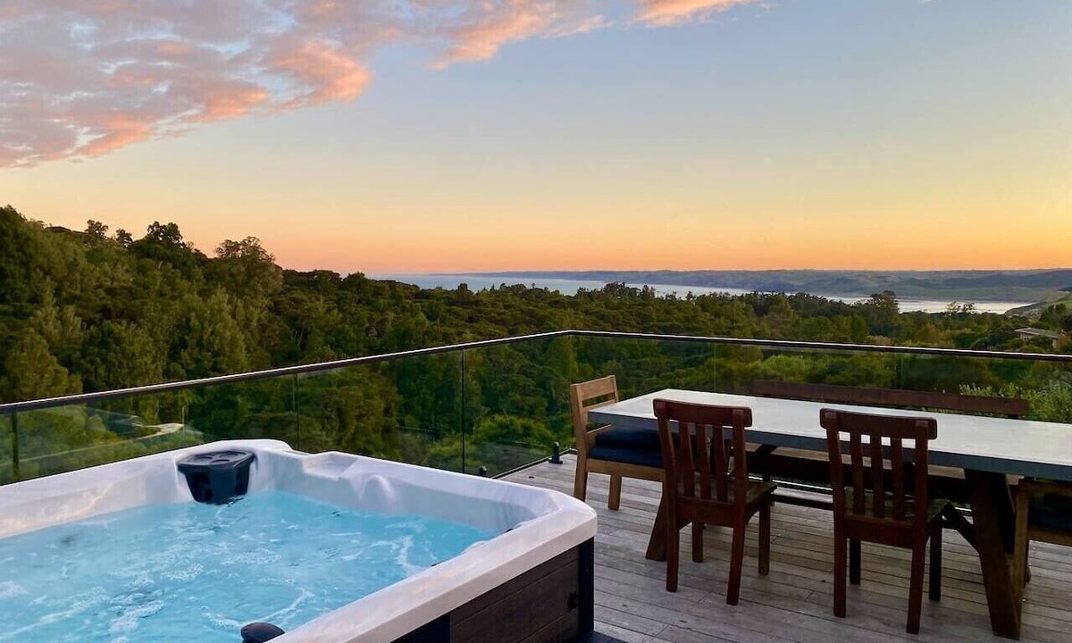Raglan House | Nestled in Nature 3 Bedroom Spa Pool Sauna