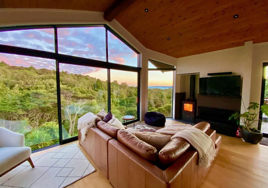 Raglan House | Nestled in Nature 3 Bedroom Home Spa Pool & Sauna & Pilates Studio