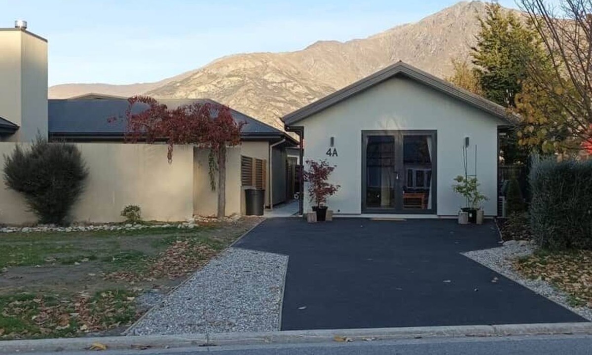 Lake Hayes House | New 2 bedroom Holiday home with over 50 amenities