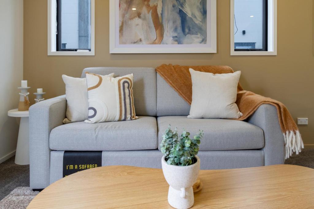 New Brighton Apartment | New Brighton Beach Explore - King Bed and sofa bed