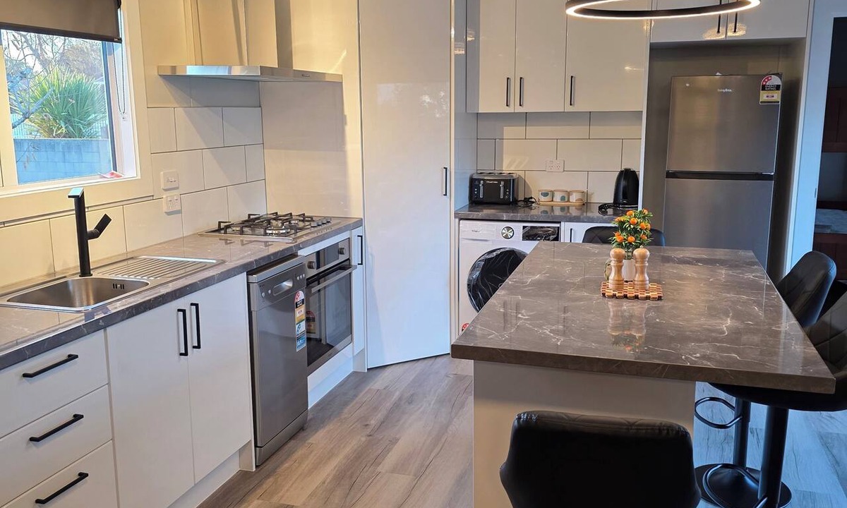 Woolston Cottage | New Modern 2BR Home | Family-Friendly & Convenient