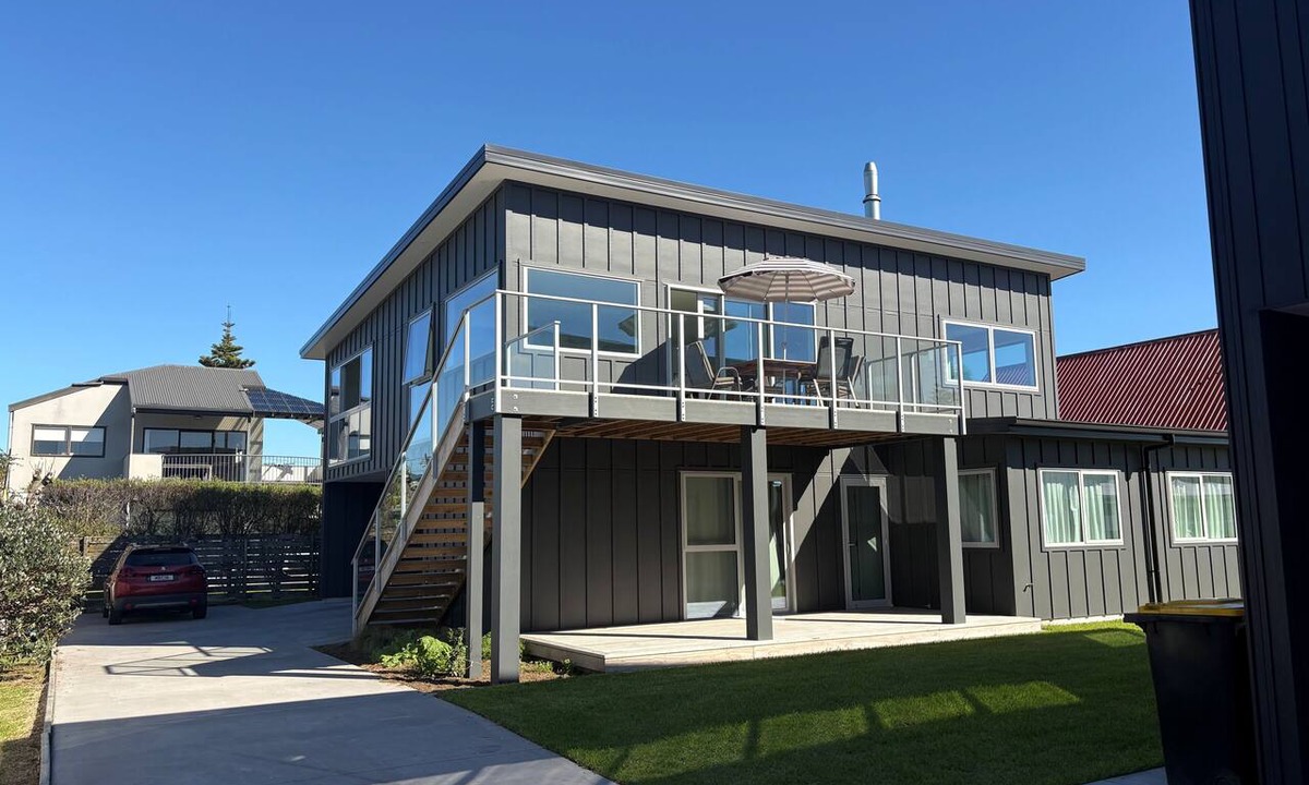 Whangamata House | Newly Built Ocean Road Escape, 2 min walk to Beach, Surf Club & Blackies Cafe
