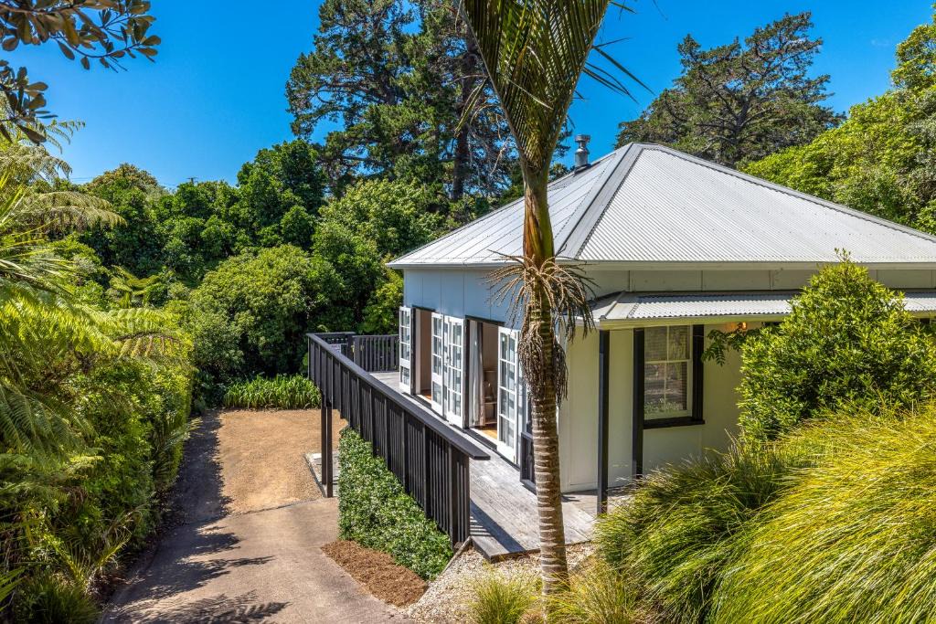 Waiheke Island House | Nikau Grove - Onetangi Holiday Home