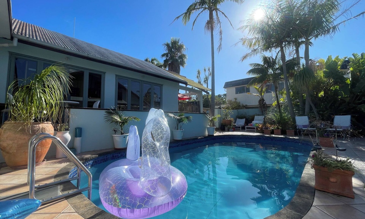 Rothesay Bay House | North Shore Room with Pool & Tropical Garden — Near Beach & Browns Bay 🌴