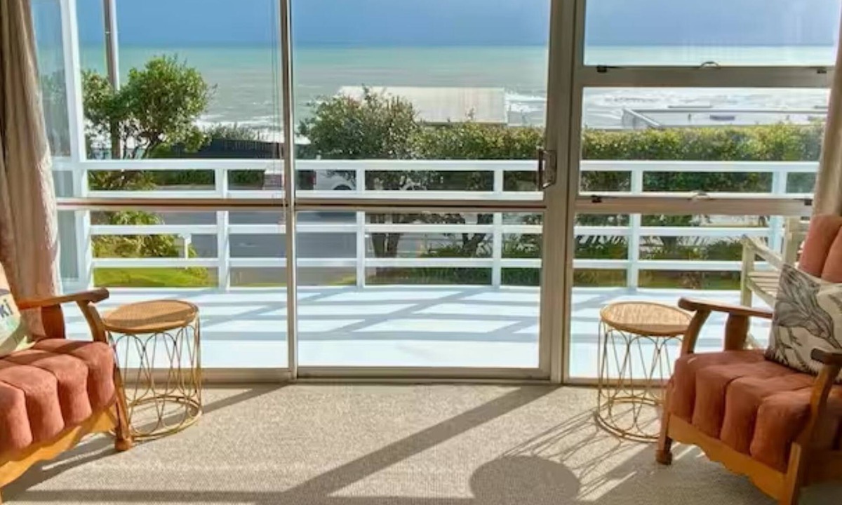 Oakura House | Oakura Beachfront Bach + Epic Views + Close to Everything!