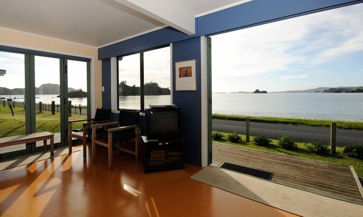 Oakura House | Oakura beachfront, summer Kayaks & Paddleboard, Wifi, Gas fire pit