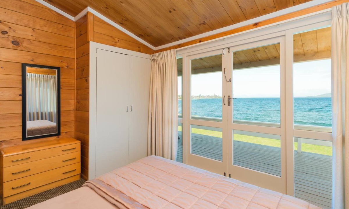 Waipahihi Hotel | Oasis Beach Motel