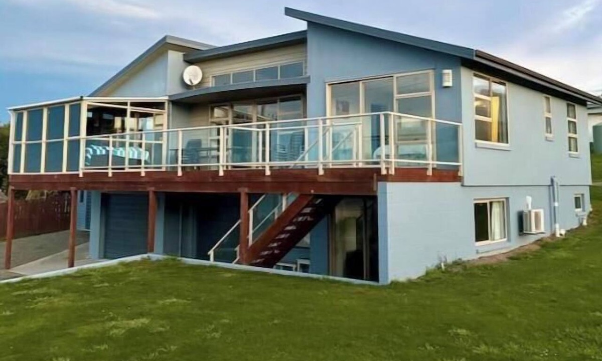 Kakanui Apartment | Ocean View on Semple, Your Coastal Haven Retreat. Relax in seaside charm!